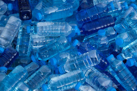 Las botellas de agua mineral que se guardan en el coche no producen cáncer  si se recalientan